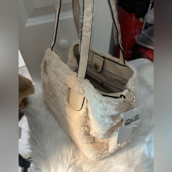 COFFE FAUX FUR RUANA WITH TOGGLE BUTTON. COMES WITH FREE FAUX FUR HANDBAG💕 - Picture 4 of 5